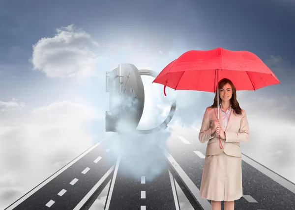 Empresária segurando guarda-chuva vermelho — Fotografia de Stock