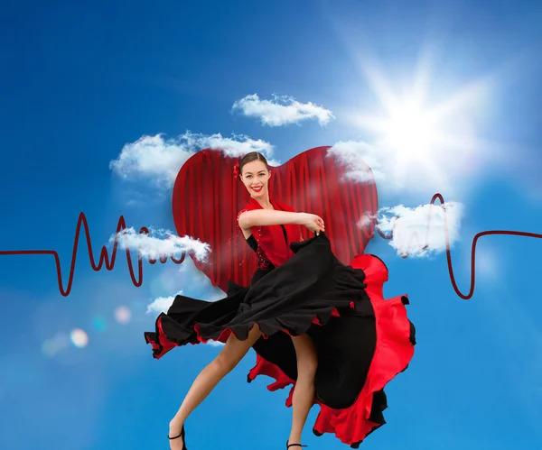 Dançando mulher em um vestido vermelho e preto — Fotografia de Stock