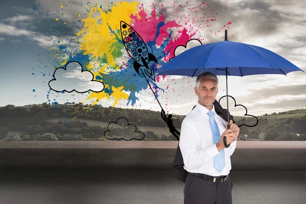 Kompozit kép üzletember holding kék esernyő — Stock Fotó