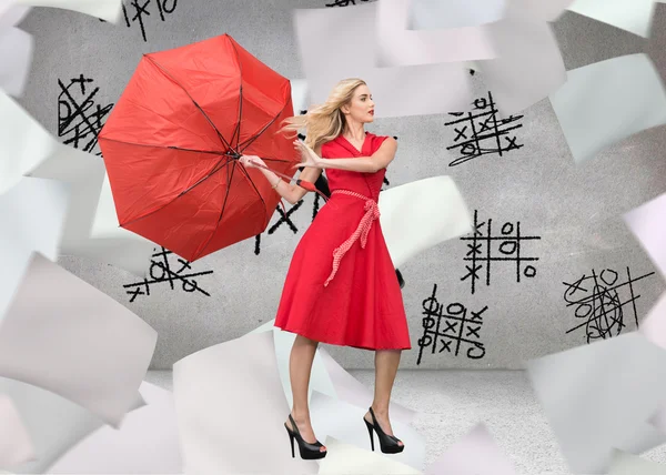 Elegantní blondýnka hospodářství deštník — Stock fotografie