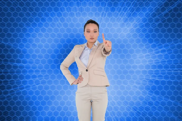合成画像を指すニコリともしないアジア女性実業家の — ストック写真