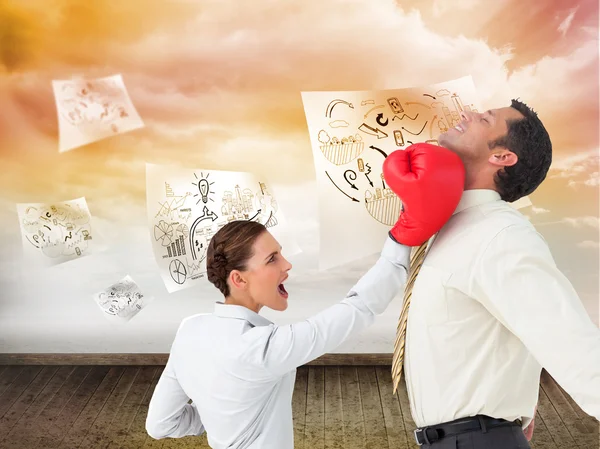 Empresária batendo em um homem de negócios com luvas de boxe — Fotografia de Stock