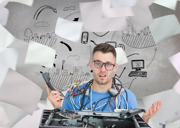 Confused it professional with cables and phone in front of open cpu — Stock Photo, Image