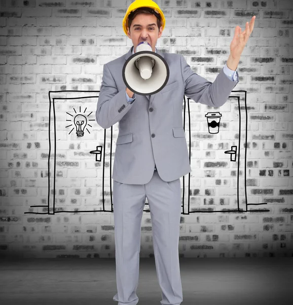 Arquiteto com chapéu duro gritando com um megafone — Fotografia de Stock