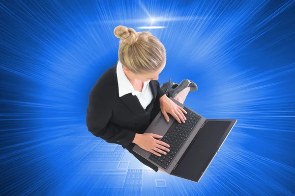 Imagen compuesta de la mujer de negocios utilizando el ordenador portátil —  Fotos de Stock