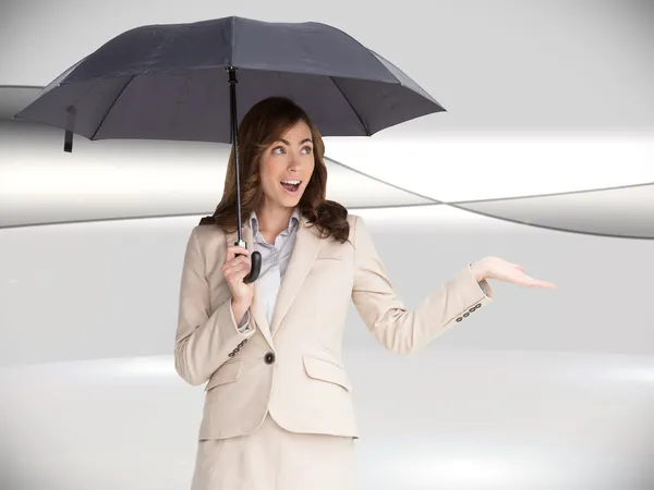 Mulher de negócios elegante segurando guarda-chuva preto — Fotografia de Stock
