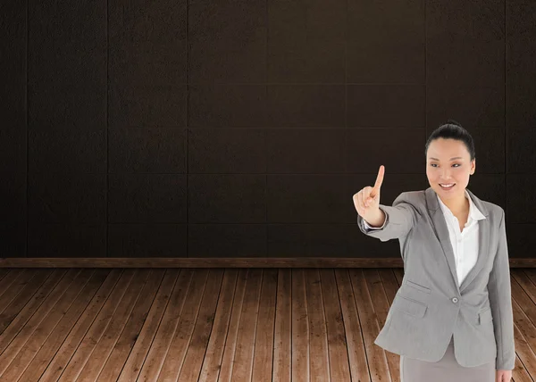 Композитный образ улыбающейся азиатской предпринимательницы, указывающей — стоковое фото