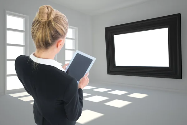 Donna d'affari bionda con un nuovo tablet — Foto Stock