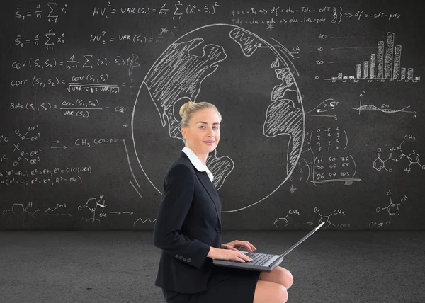 Samengestelde afbeelding van zakenvrouw met behulp van laptop — Stockfoto