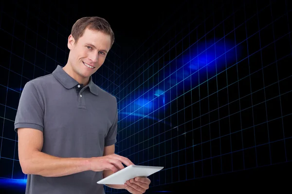 Junger Mann mit Tablet-Computer — Stockfoto