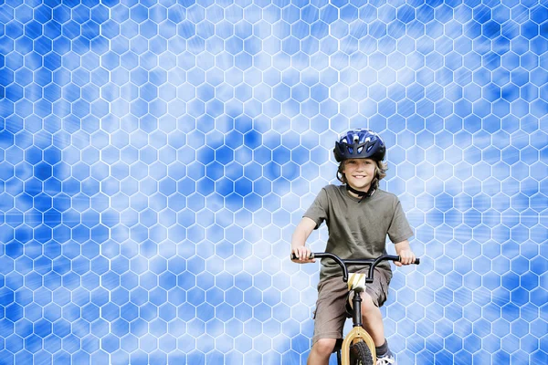 Jongen met zijn fiets — Stockfoto