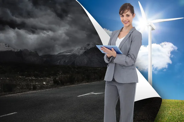 Mujer de negocios sonriente con tableta — Foto de Stock