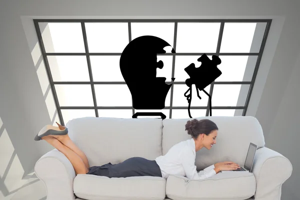 Obchodní žena leží na gauči — Stock fotografie