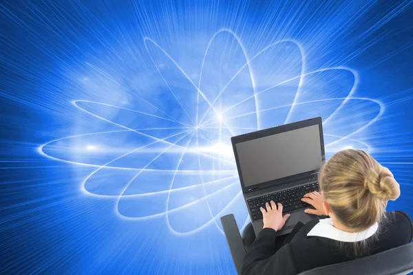 Sammansatt bild av affärskvinna sitter på snurrfåtölj med laptop — Stockfoto