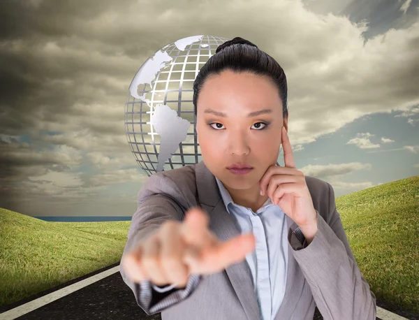 Tankeväckande asiatiska affärskvinna pekar — Stockfoto