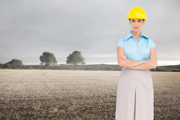 Imagen compuesta de un arquitecto bastante serio posando —  Fotos de Stock