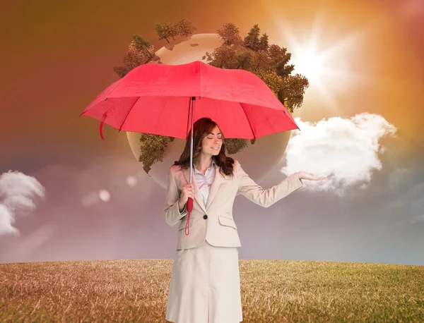 Empresária segurando guarda-chuva vermelho — Fotografia de Stock