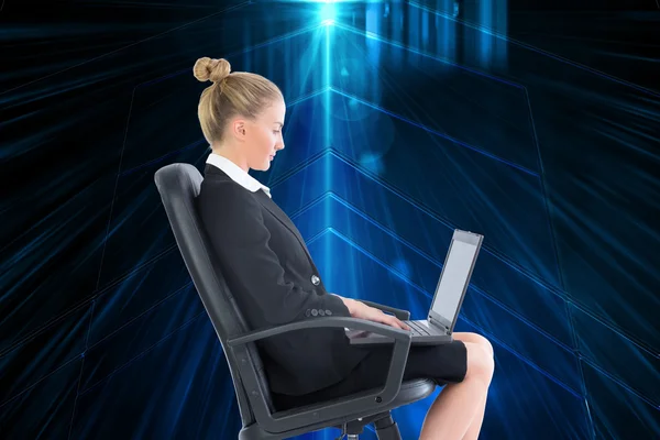 Immagine composita di donna d'affari seduta su sedia girevole con computer portatile — Foto Stock