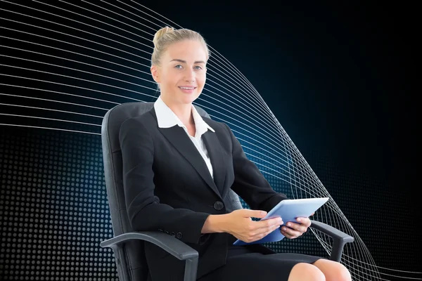 Imagen compuesta de mujer de negocios sentada en silla giratoria con tableta — Foto de Stock