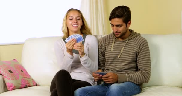 Casal jogando cartas juntos no sofá — Vídeo de Stock