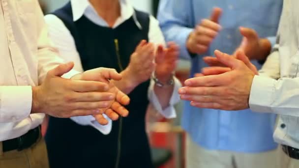 Mature students clapping in the hallway — Stock Video