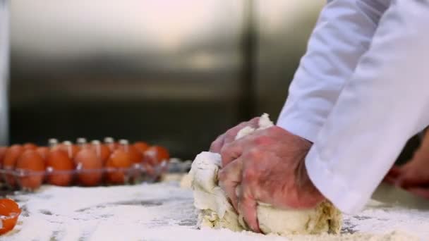 Chef-koks handen kneden van deeg uit — Stockvideo