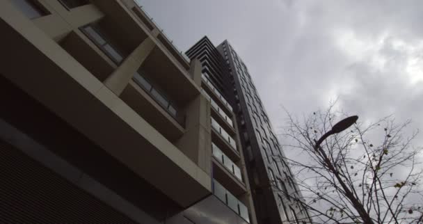 Lage hoek shot van een groot grijs gebouw — Stockvideo