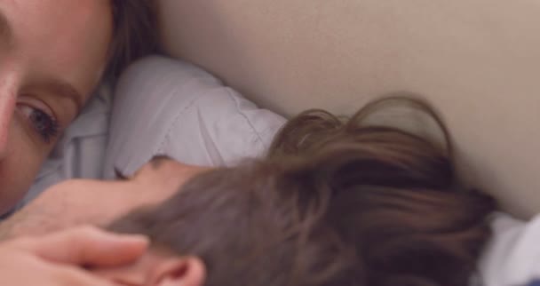 Интимная пара разговаривает в постели — стоковое видео