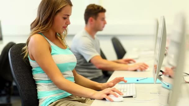 Étudiants ciblés travaillant dans la salle informatique — Video