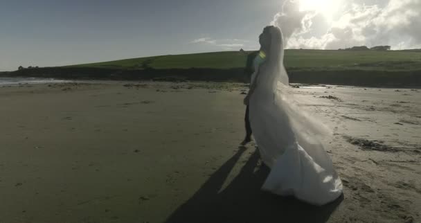 Pasgetrouwden dansen op het strand — Stockvideo