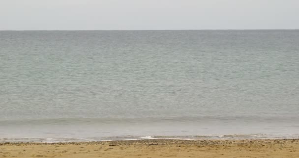 Oceaan binnenkomt met het tij — Stockvideo