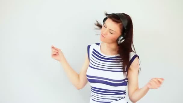 Dancing brunette listening to music — Stock Video