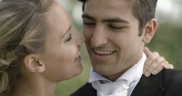 Bruidegom poseren met zijn vrij nieuwe vrouw in een park — Stockvideo