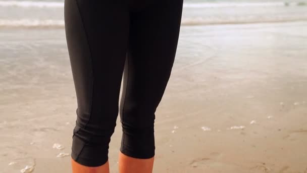 Brunette pratiquant le yoga sur la plage — Video