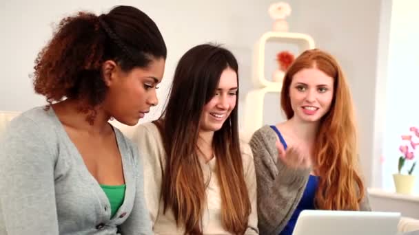 Schöne Frauen mit Notizbuch sitzen auf der Couch — Stockvideo