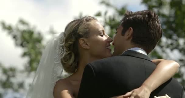 Νύφη και γαμπρός φιλάει ο ένας τον άλλον έξω από — Stock video