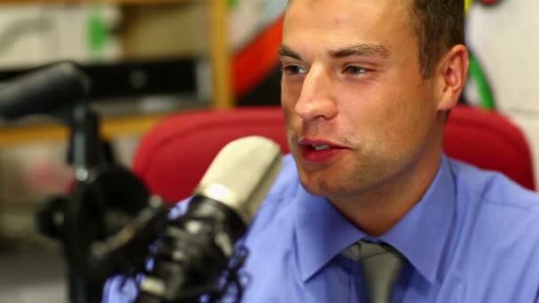 Estudiante leyendo las noticias en la radio en el estudio — Vídeos de Stock