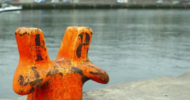 Pilona naranja en un muelle — Vídeos de Stock