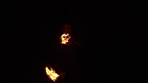 Огненная танцовщица делает огненные следы в темноте. — стоковое видео