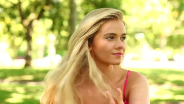 Jolie blonde relaxante dans le parc — Video