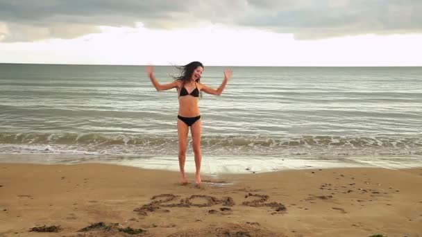 Brunette dansen in het zand — Stockvideo