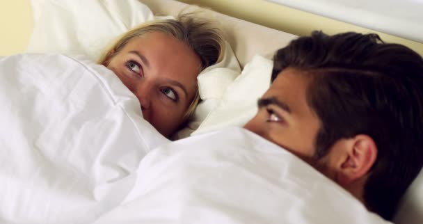 Linda pareja escondida debajo de las sábanas — Vídeos de Stock