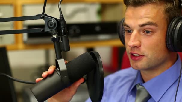 Estudiante leyendo las noticias en la radio en el estudio — Vídeo de stock