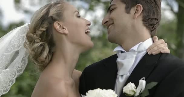 Groom embrasser sa jolie nouvelle femme dans un parc — Video