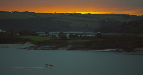 Bateau de pêche naviguant tôt le matin avec le lever du soleil — Video