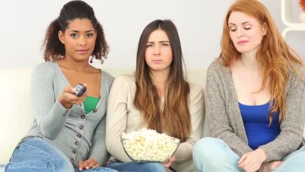 Tres amigos viendo la televisión — Vídeos de Stock