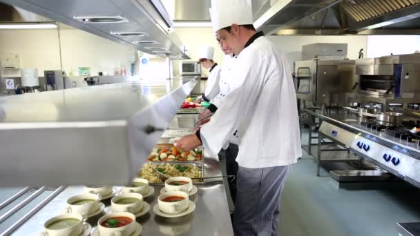 Команда занятых поваров, работающих на станции заказов — стоковое видео