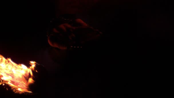 Огненный танцор, движущийся в темноте — стоковое видео