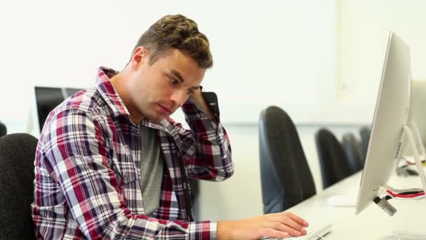 Étudiant travaillant dans la salle informatique — Video