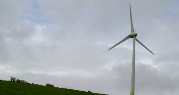 Ветряная мельница, кружащаяся над холмом — стоковое видео
